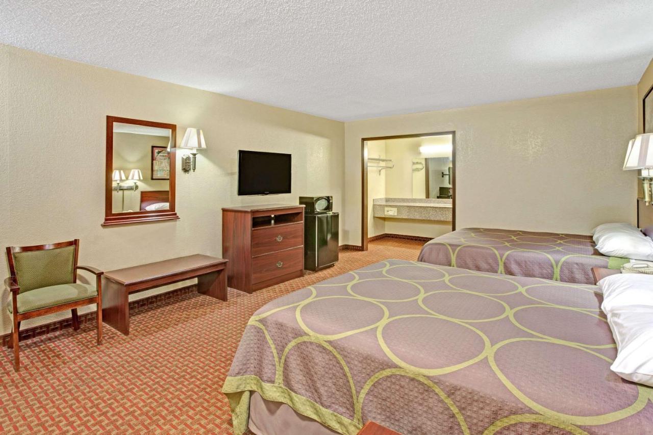 Super 8 By Wyndham Shawnee Hotel Exterior photo