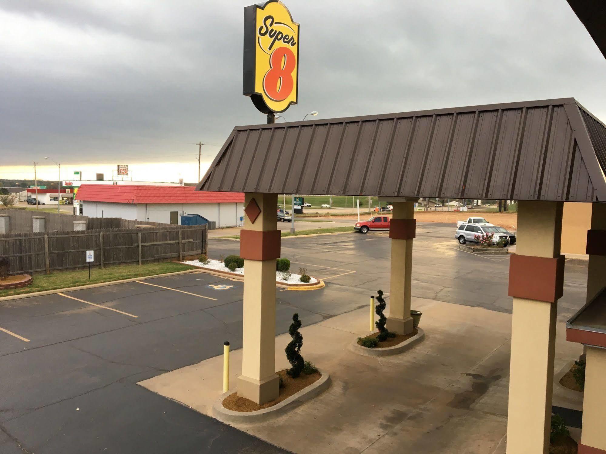 Super 8 By Wyndham Shawnee Hotel Exterior photo