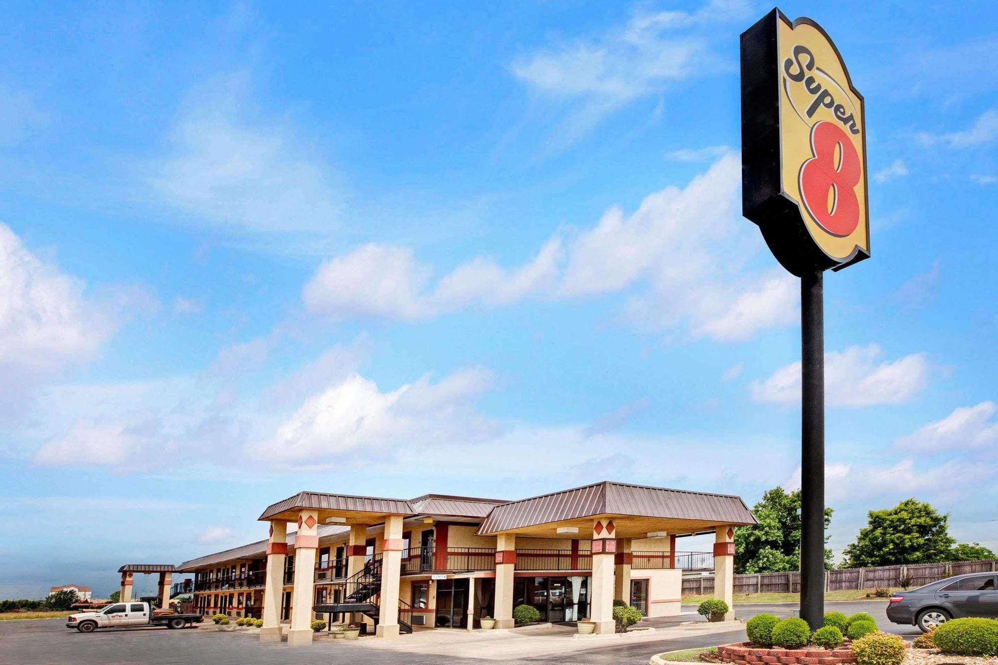 Super 8 By Wyndham Shawnee Hotel Exterior photo