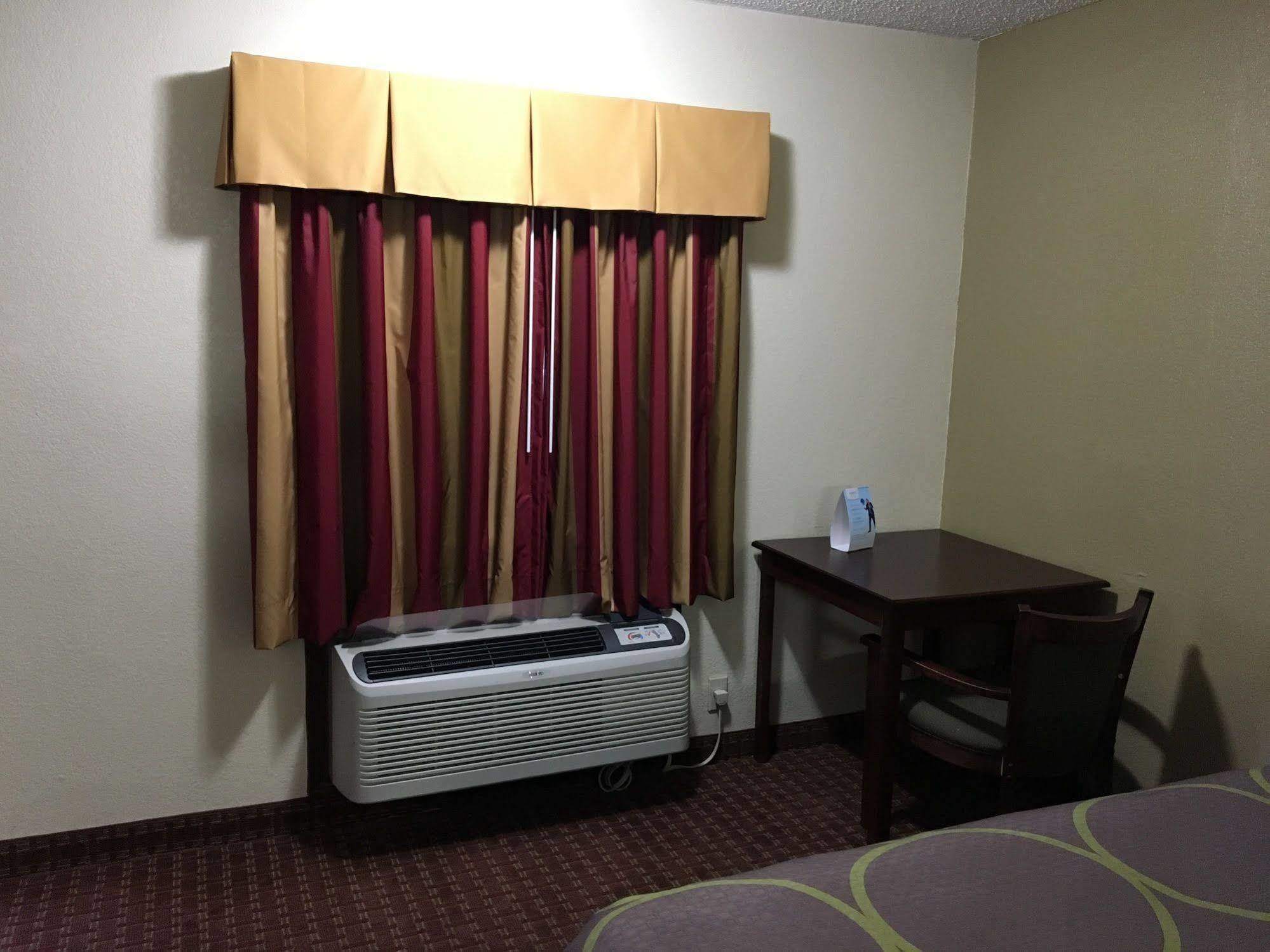 Super 8 By Wyndham Shawnee Hotel Exterior photo