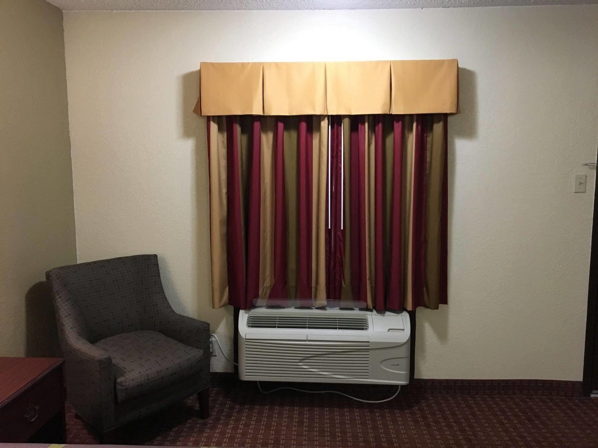Super 8 By Wyndham Shawnee Hotel Exterior photo