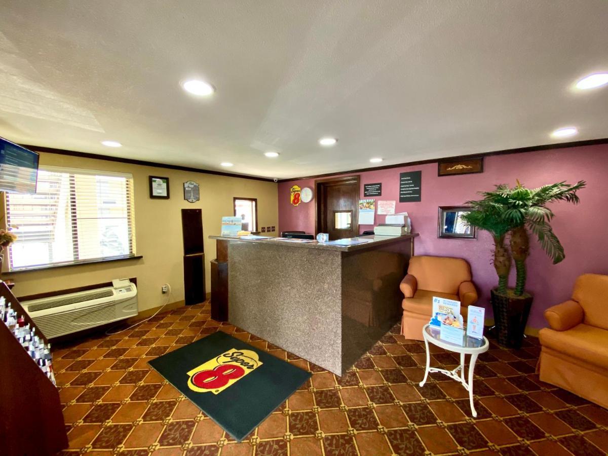Super 8 By Wyndham Shawnee Hotel Exterior photo