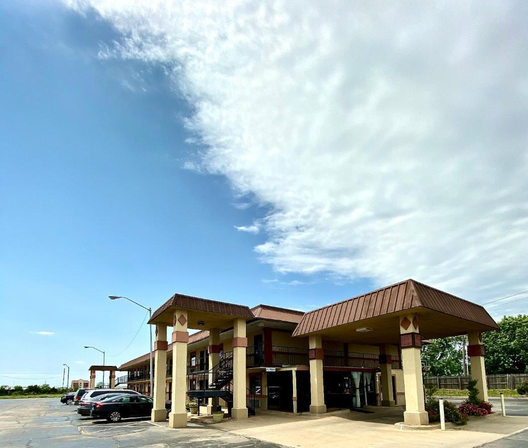 Super 8 By Wyndham Shawnee Hotel Exterior photo