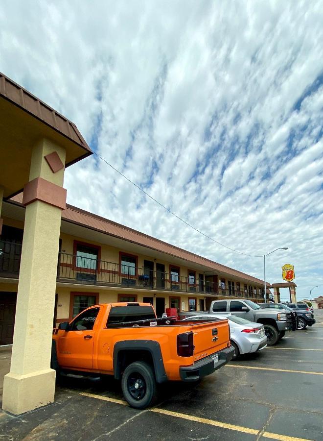 Super 8 By Wyndham Shawnee Hotel Exterior photo