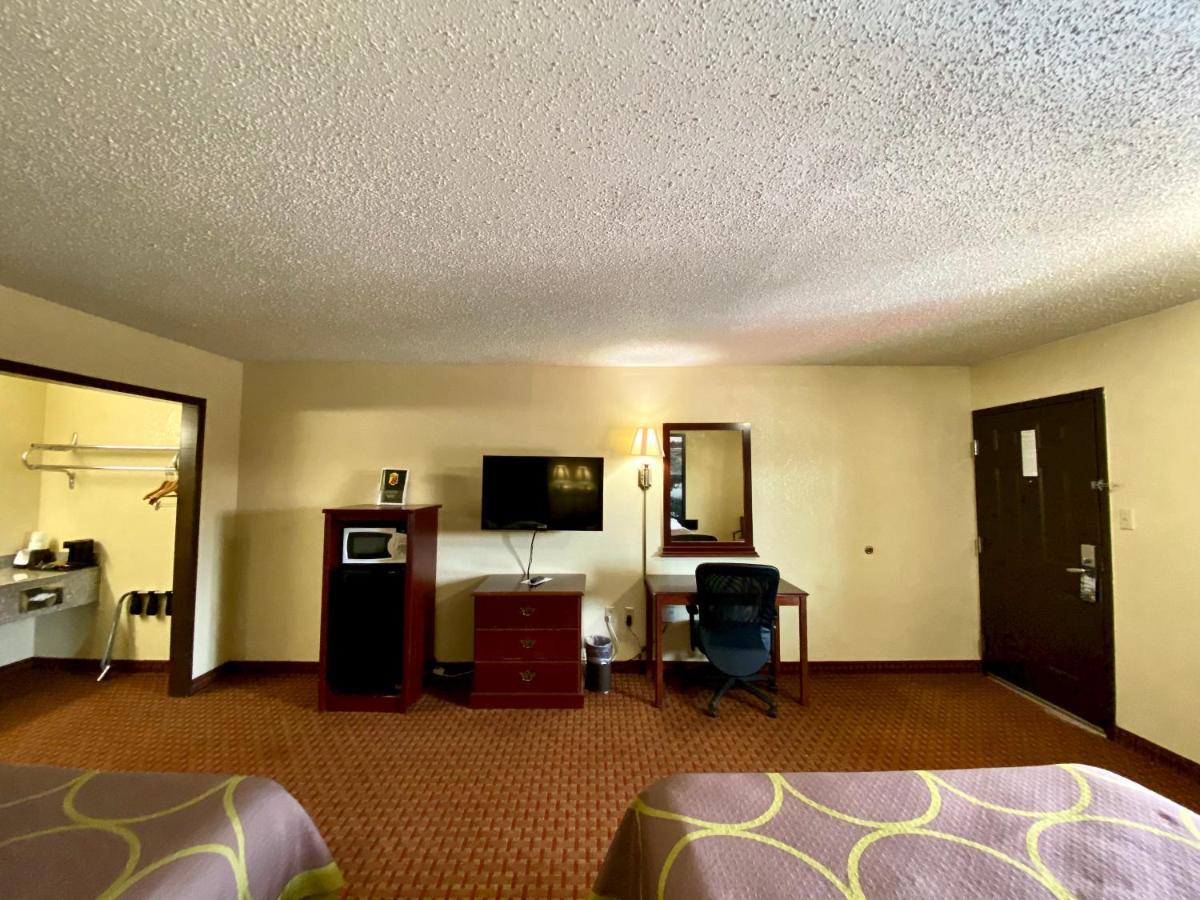 Super 8 By Wyndham Shawnee Hotel Exterior photo