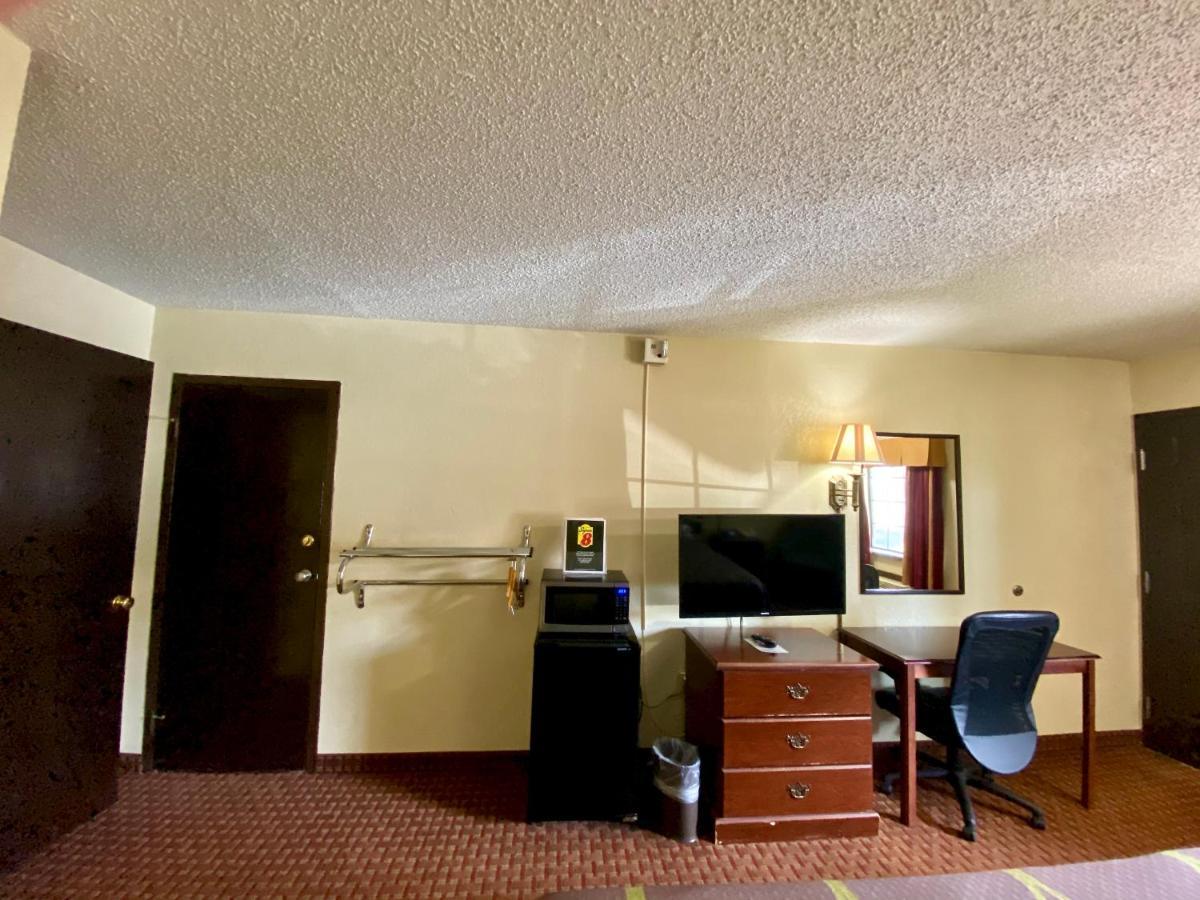 Super 8 By Wyndham Shawnee Hotel Exterior photo