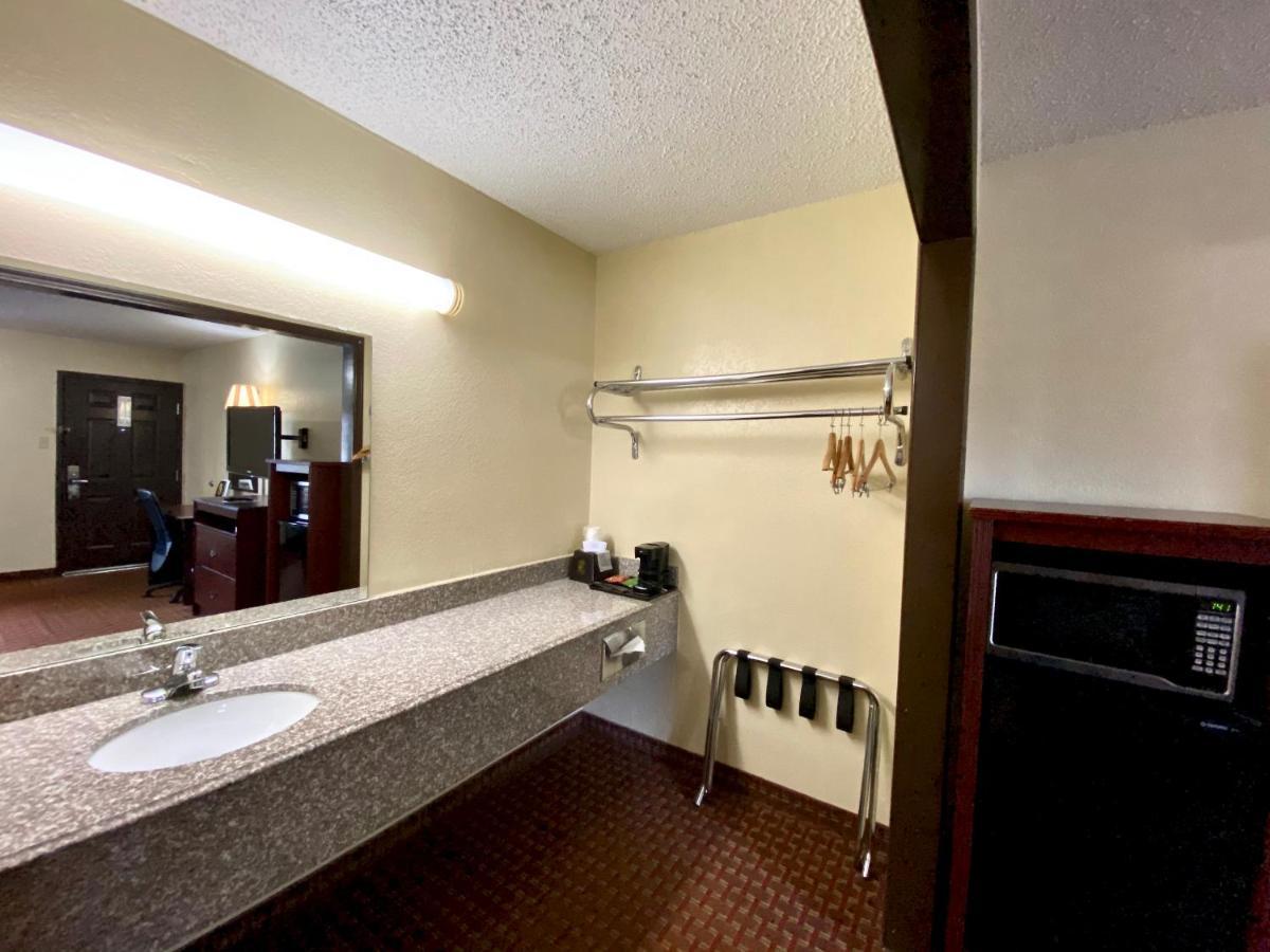 Super 8 By Wyndham Shawnee Hotel Exterior photo
