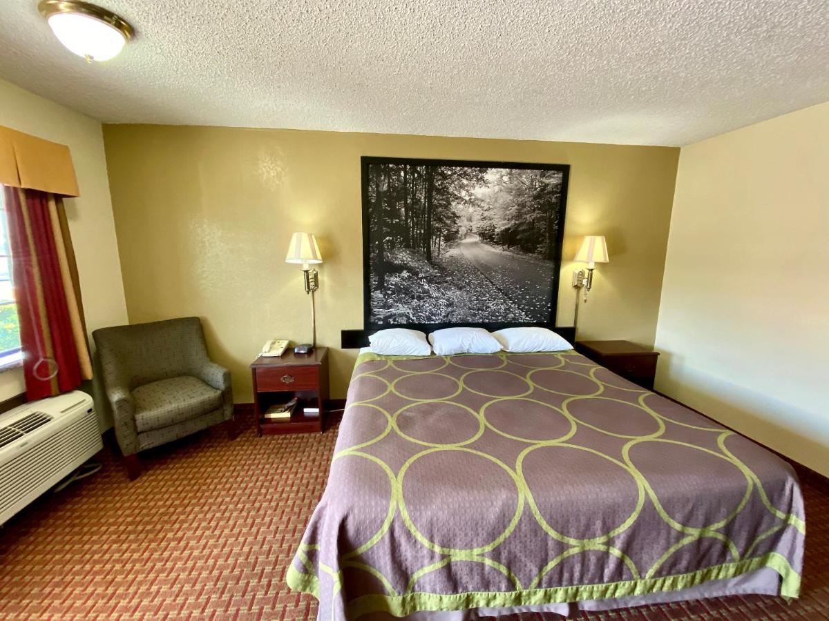 Super 8 By Wyndham Shawnee Hotel Exterior photo