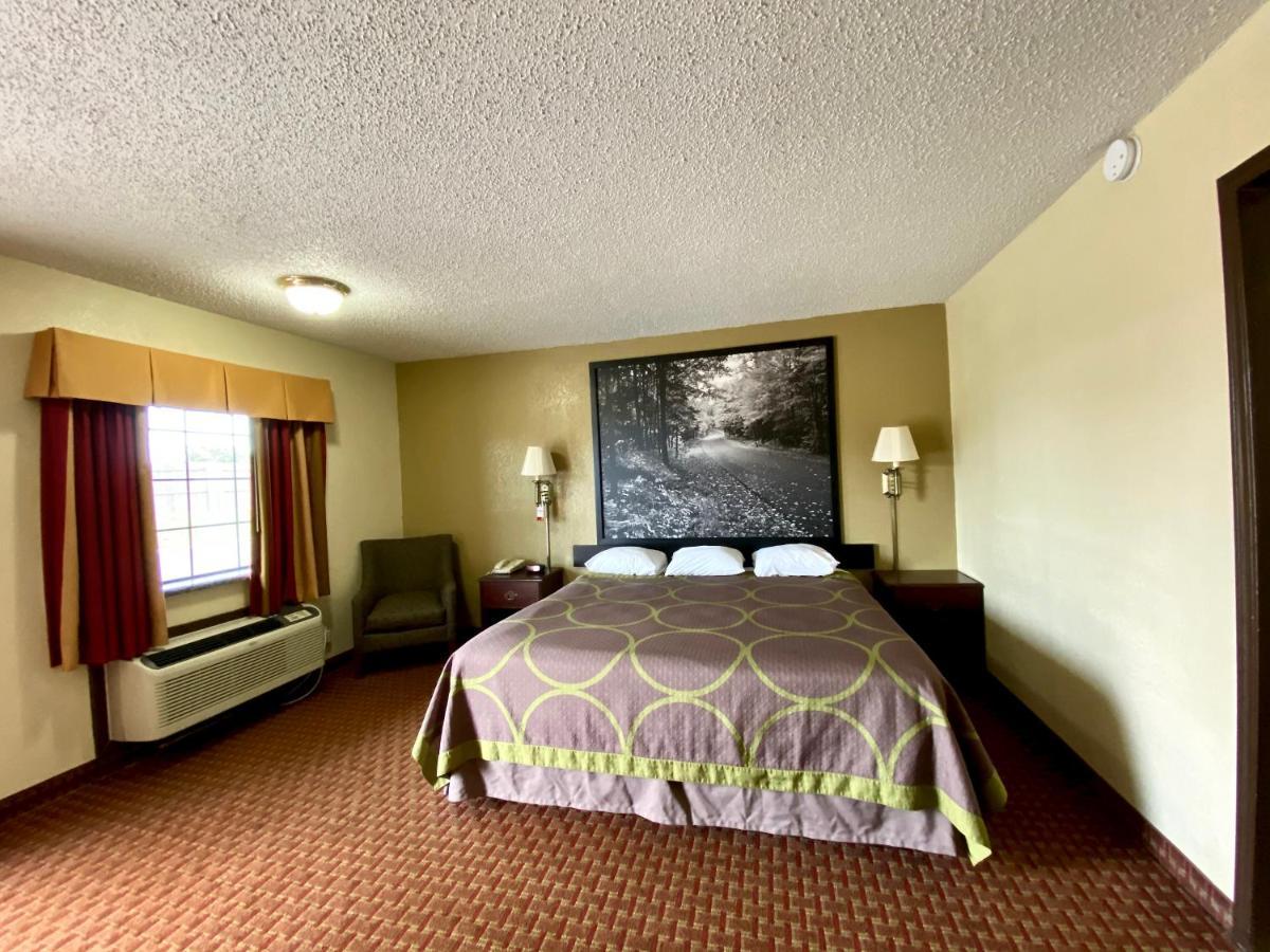 Super 8 By Wyndham Shawnee Hotel Exterior photo