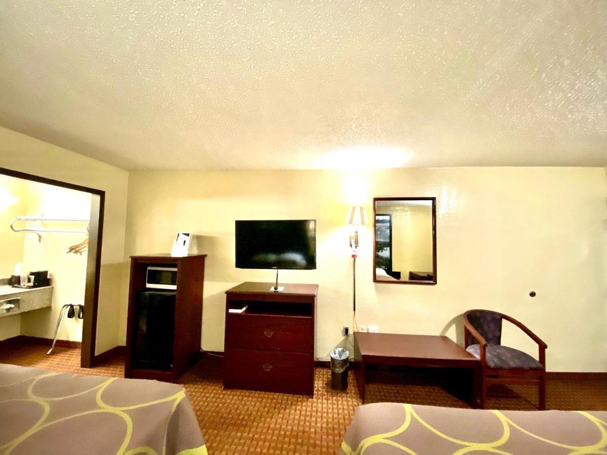Super 8 By Wyndham Shawnee Hotel Exterior photo