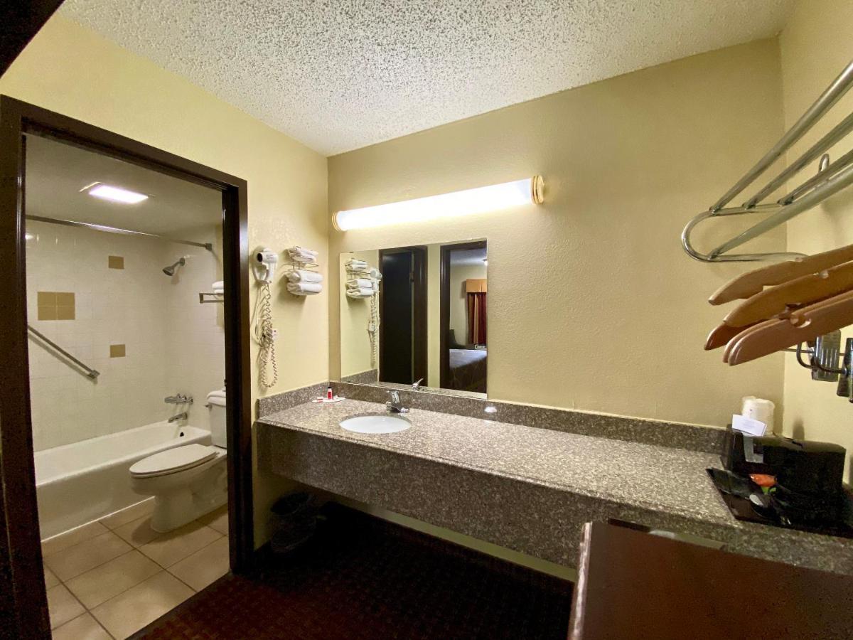 Super 8 By Wyndham Shawnee Hotel Exterior photo
